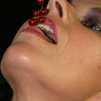 Stelle dir vor wir würden uns zärtlich küssen. Unsere Zungen spielen miteinander und meine heiße Spucke zergeht in deinem Mund. Du kannst einfach nicht genug davon bekommen und willst mehr. Dann hole dir einfach 20 ml meines köstlichen Saftes und lasse deine Phantasie entscheiden was du damit machst. Grundpreis (100 ml = 100  ) Größere Mengen kannst du auf Nachfrage natürlich auch bekommen. Lieferung: Anonym und Luftdicht verpackt nach Zahlung