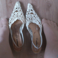 Sexy Geflochtene Getragene Sling Pumps mit trage Spuren und leichen Abdrücken der Zehen